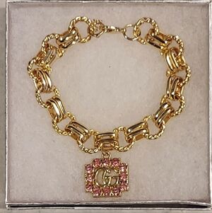 GUCCI GG 18K GOLD PLATED CHARM W/ RHINESTONES ON UNBRANDED GOLD PLATED BRACELET